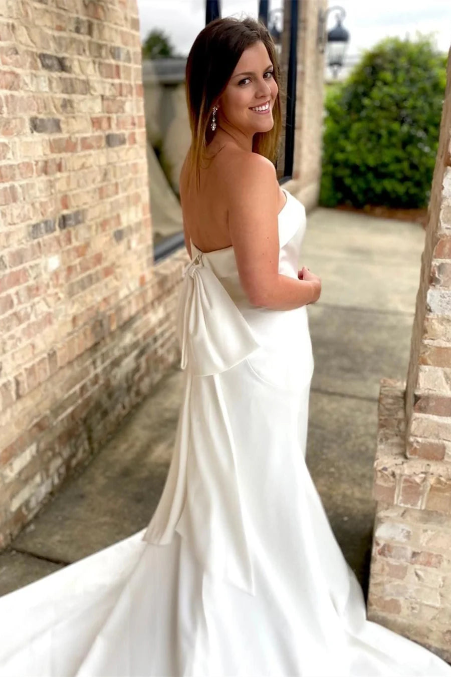 Vestido de novia sirena con espalda sin tirantes y lazo